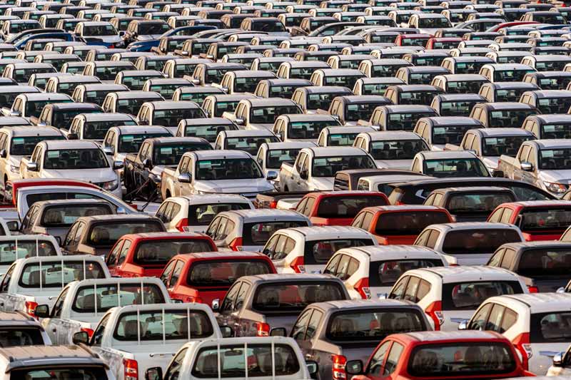 Zum Export vorbereitete Autos werden bald transportiert